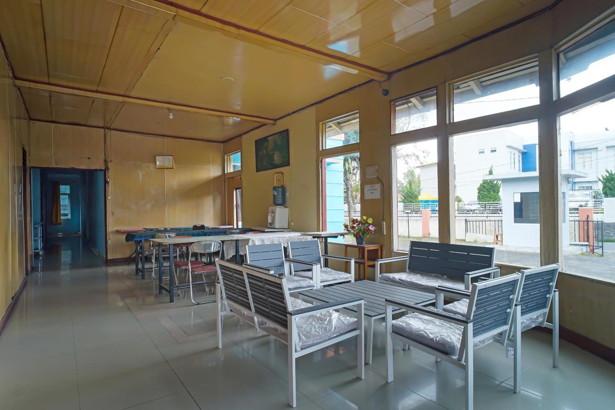 Oyo 92577 Hotel Sidikalang Near Kejaksaan Negeri Dairi Dış mekan fotoğraf