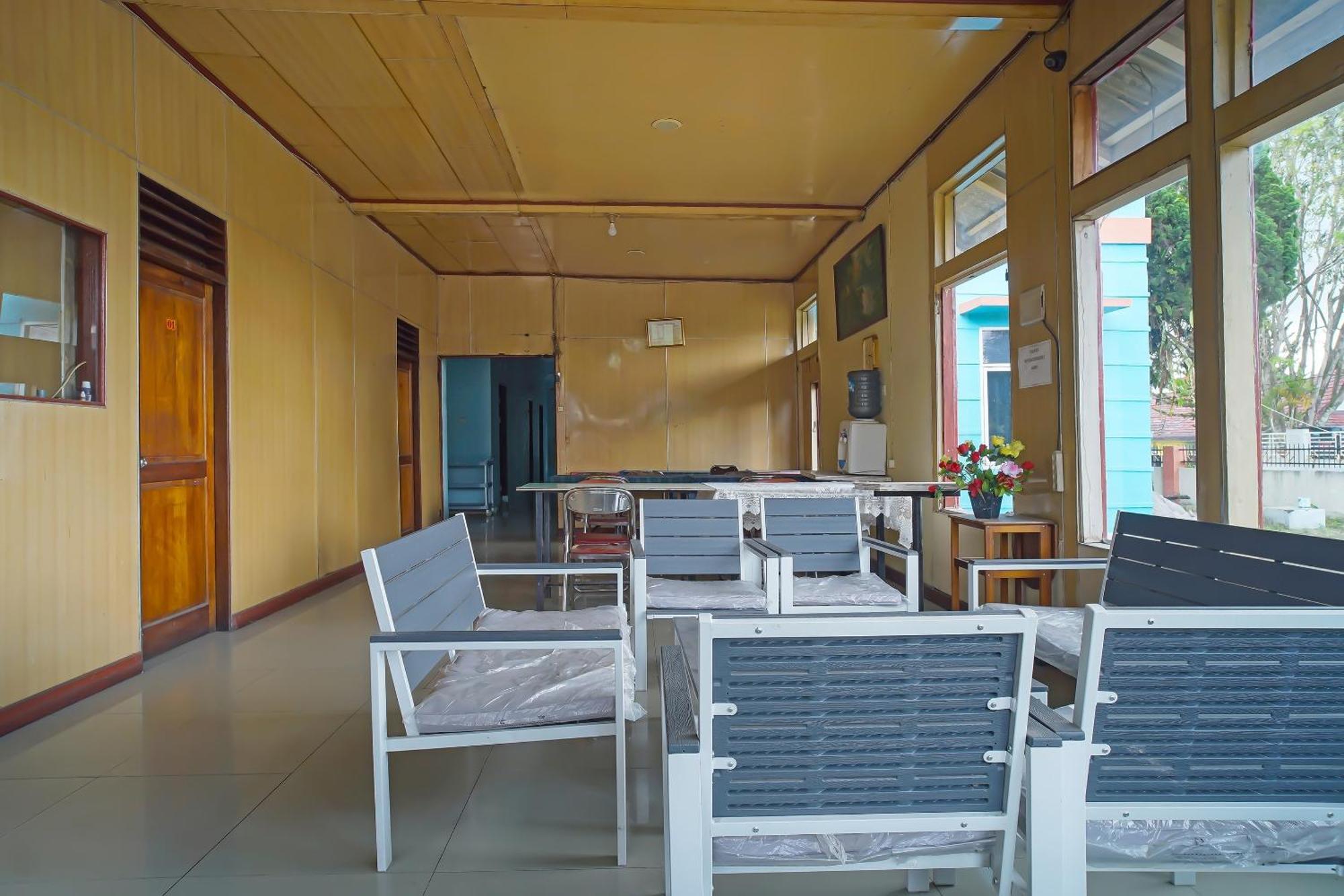Oyo 92577 Hotel Sidikalang Near Kejaksaan Negeri Dairi Dış mekan fotoğraf